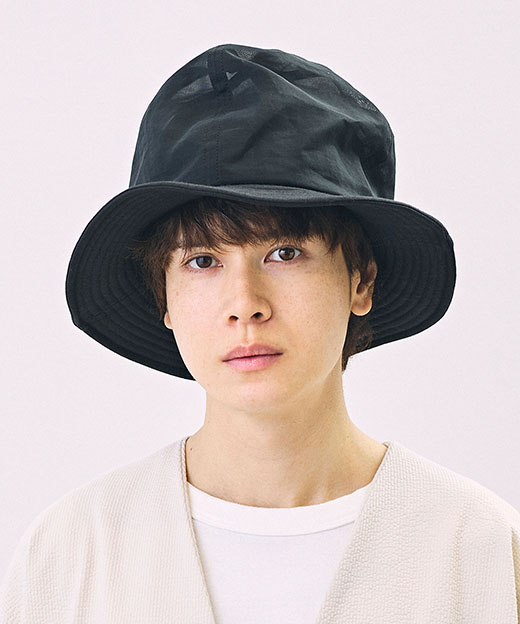 モデル頭囲：54.5cm 着用サイズ：ONESIZE