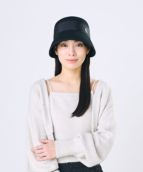 モデル頭囲：55.5cm 着用サイズ：ONESIZE