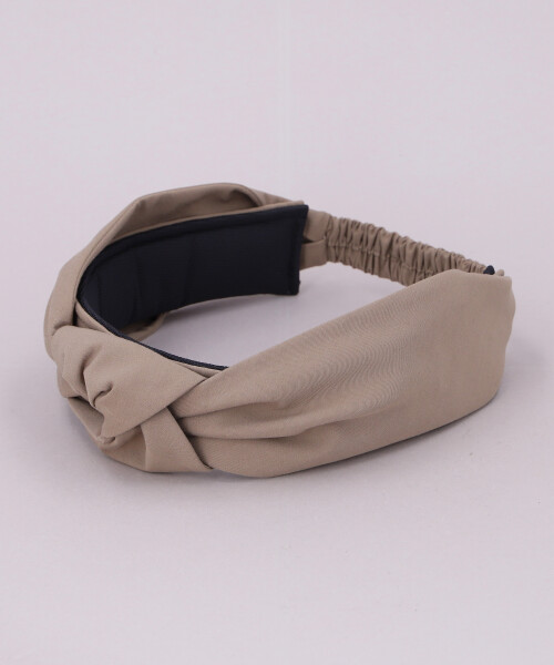 つばを外せばヘアバンドに