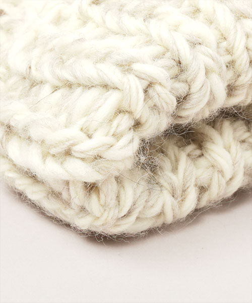 HAND KNITTED BIG POMPOM YELLOW ONESIZE
